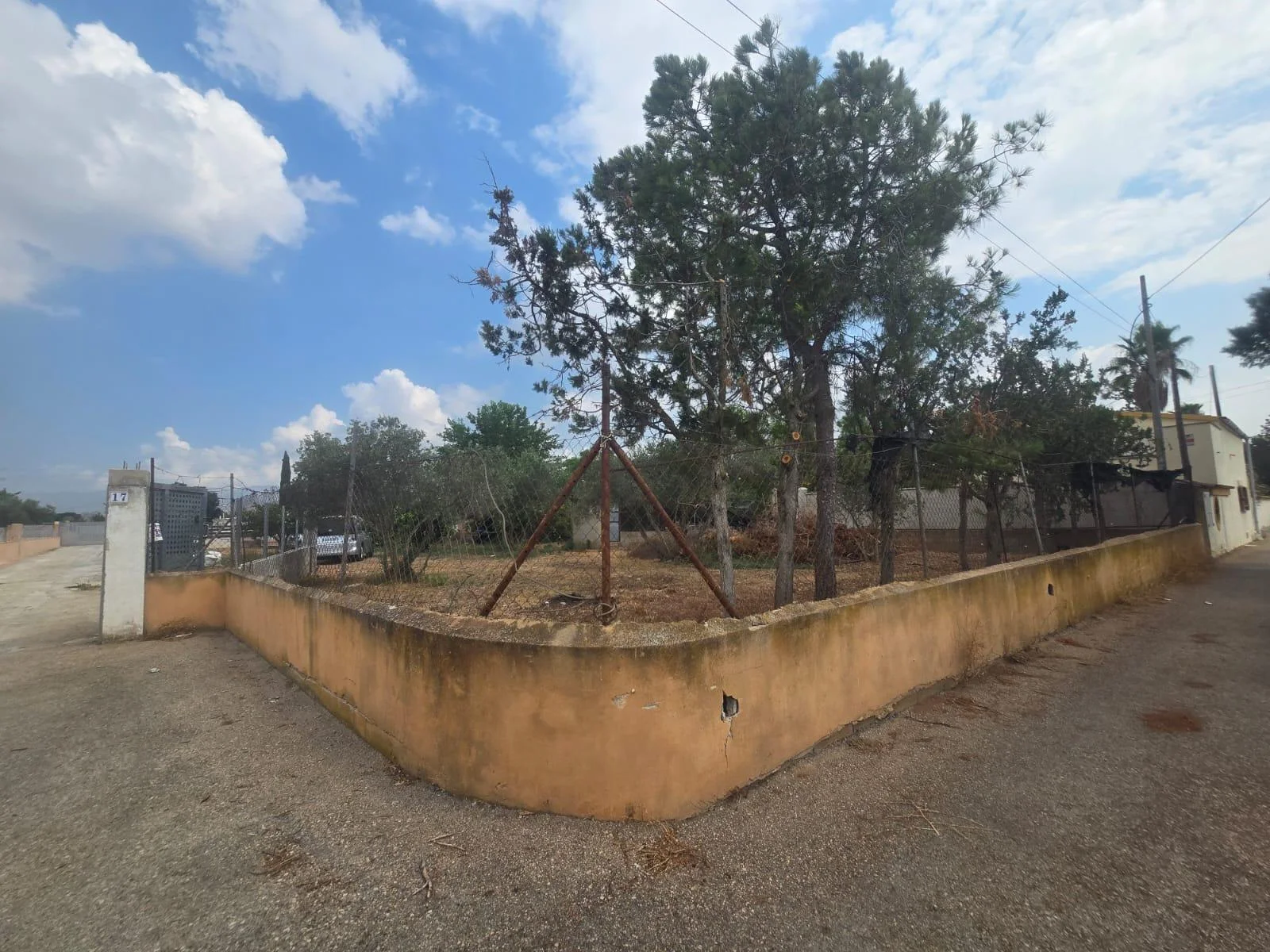 Fenced rural plot, 836 m²