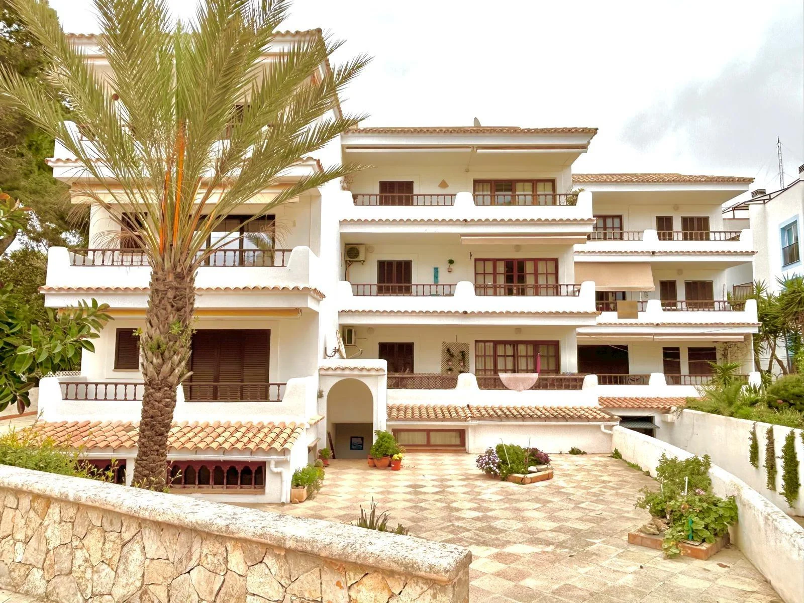 Bright three-bedroom apartment near beach