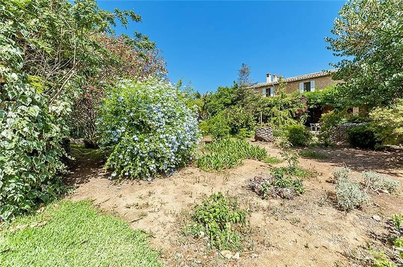 Rustic estate with 21,000 m² plot