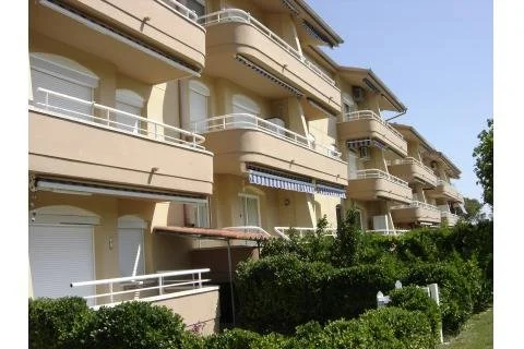 Apartamento de un dormitorio con vistas a la piscina