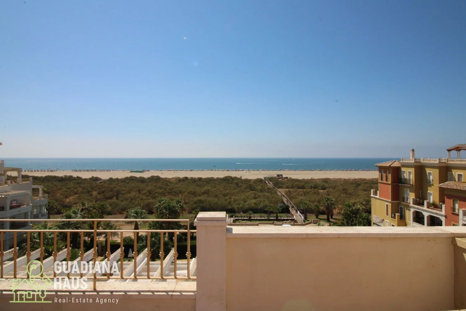 Seafront penthouse with 120 m² terrace