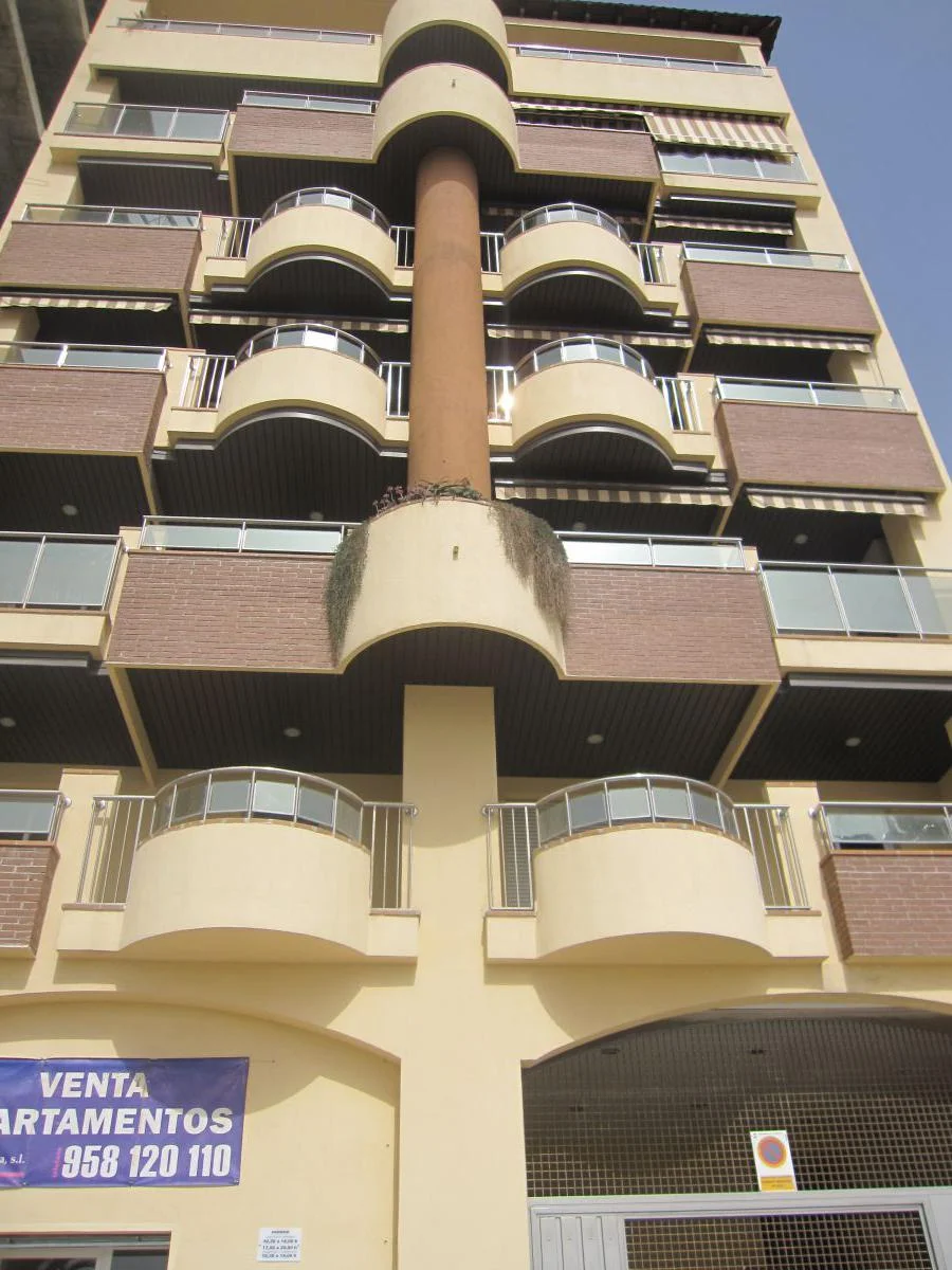 Local comercial frente al mar con terraza