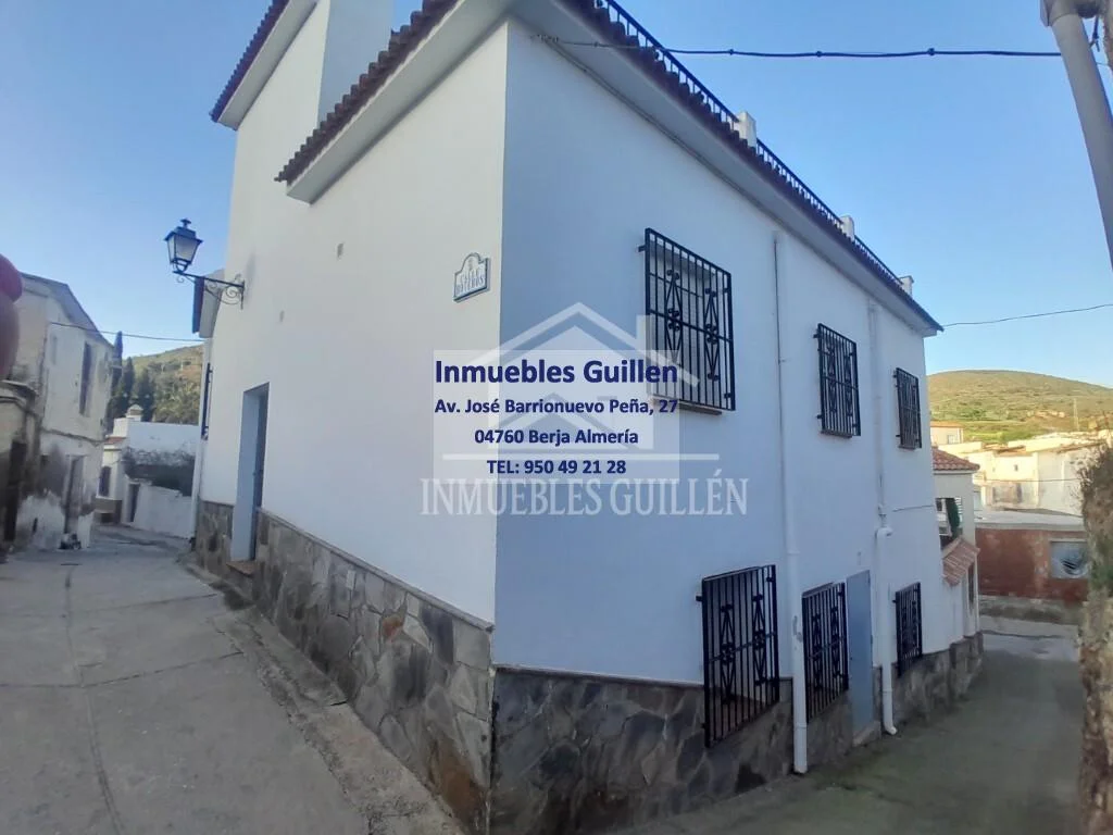 Two-storey house in Turón, 4 bedrooms