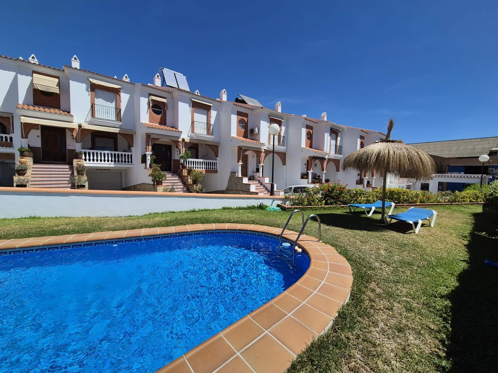 Adosado en Almuñécar con piscina comunitaria