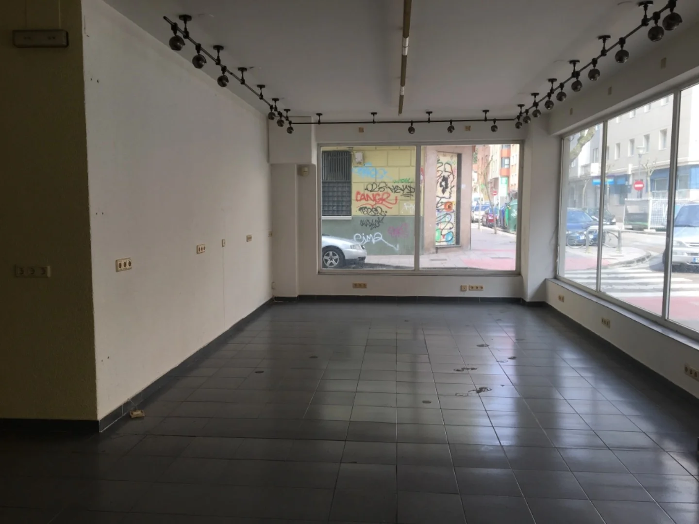 Local comercial en esquina, 118 m², Burgos