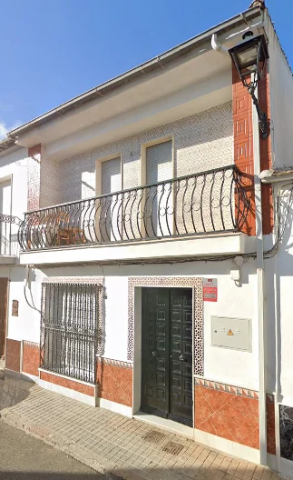 Tenanted townhouse in Marmolejo, four bedrooms