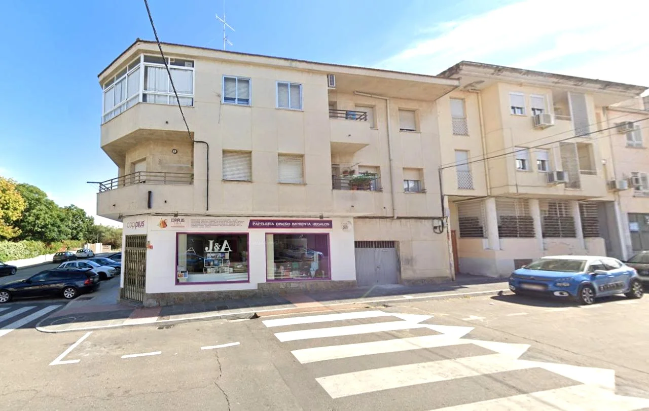 Rented four-bedroom flat in Coria