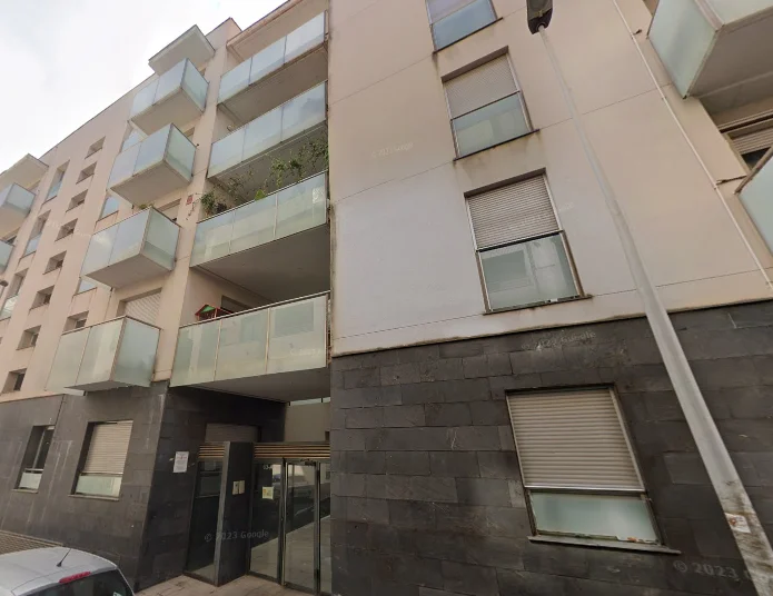 Piso alquilado de tres dormitorios con garaje