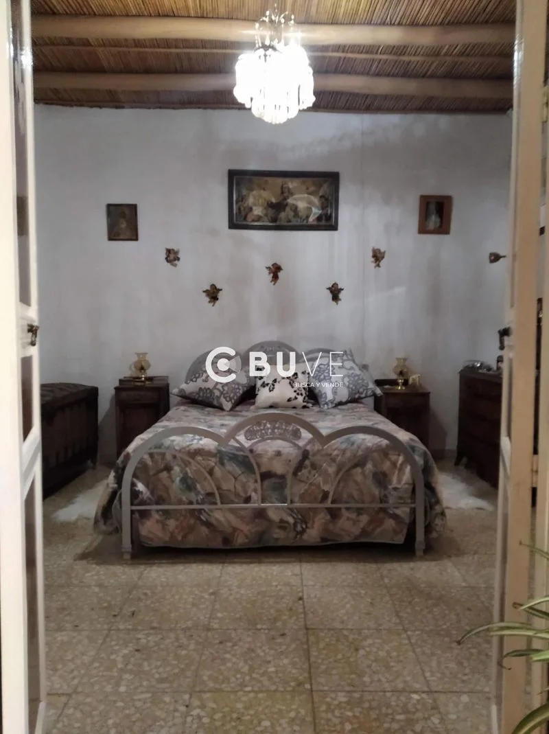 Casa reformada de cuatro habitaciones con patio