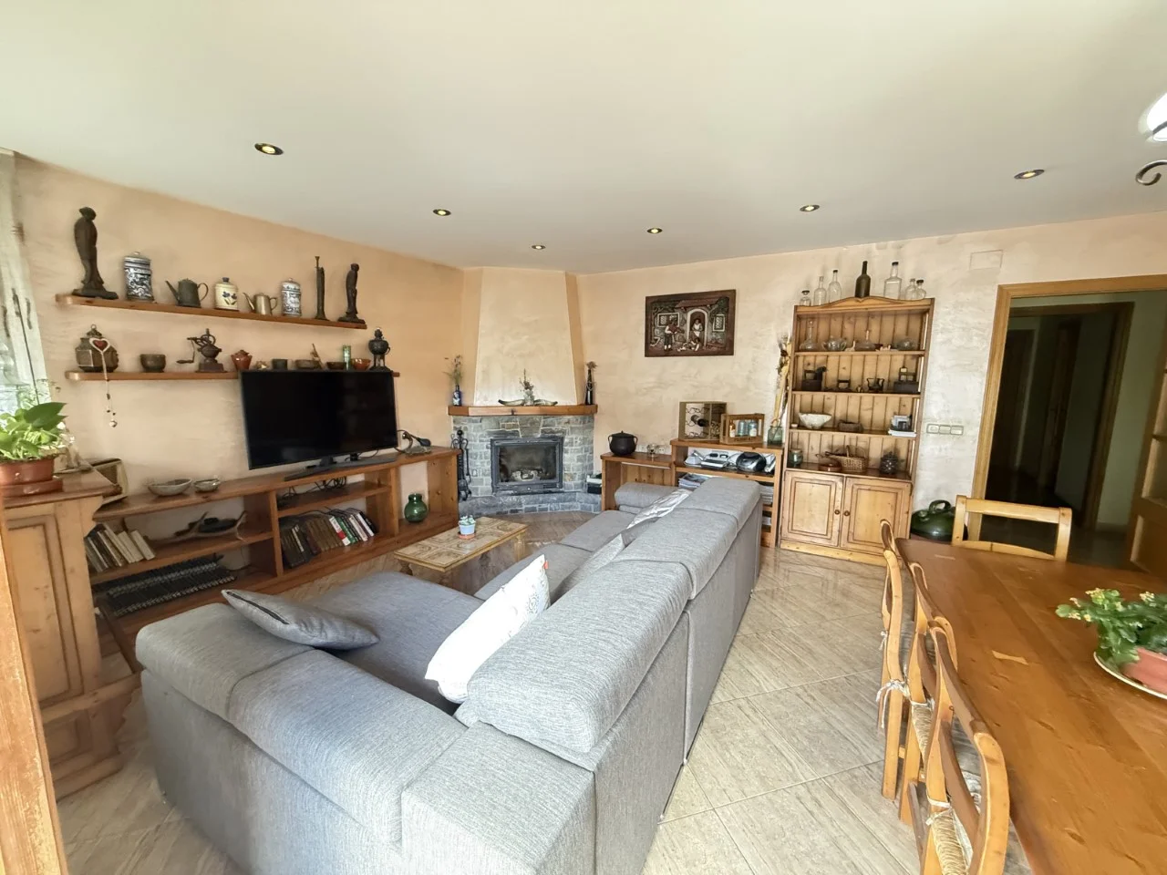 Spacious duplex house with mountain views