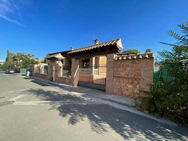 Casa independiente con piscina y cinco dormitorios