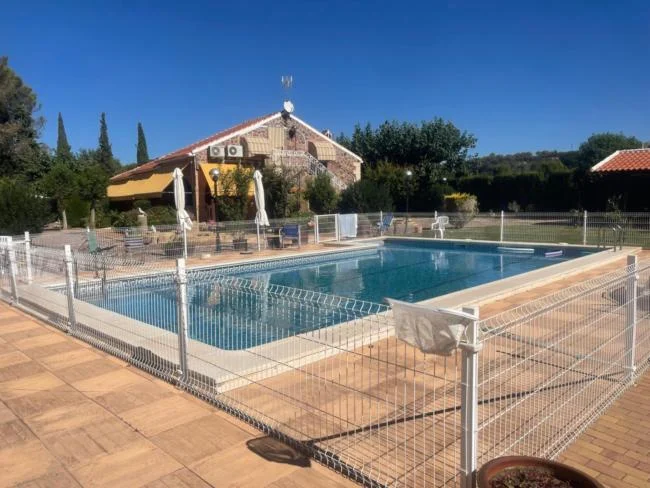 Chalet multifamiliar con piscina y 800 m²