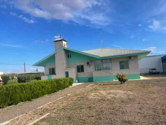 Industrial plot with 640 m² built