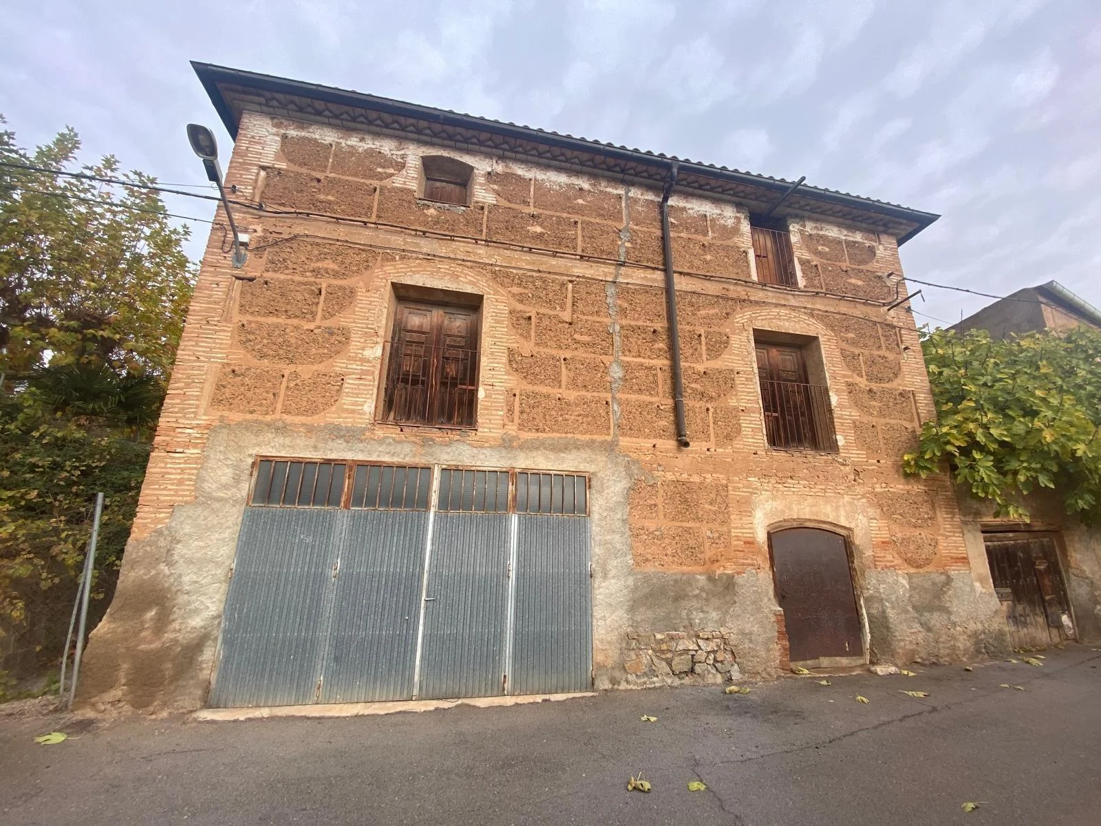 Three-level warehouse with garden