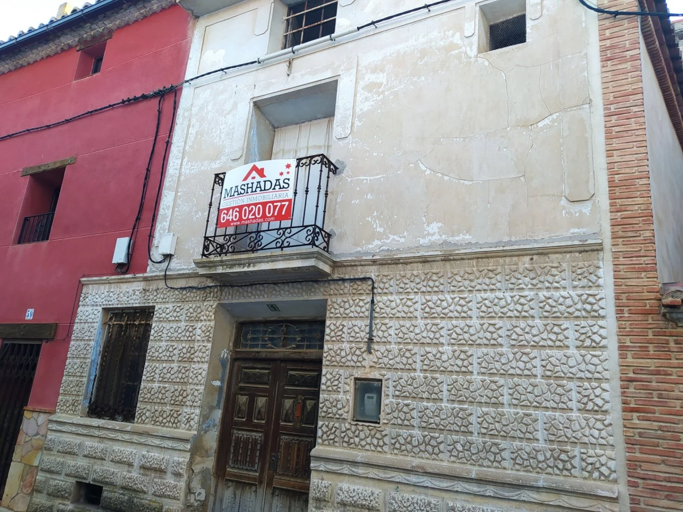 Central village house with 384 m²