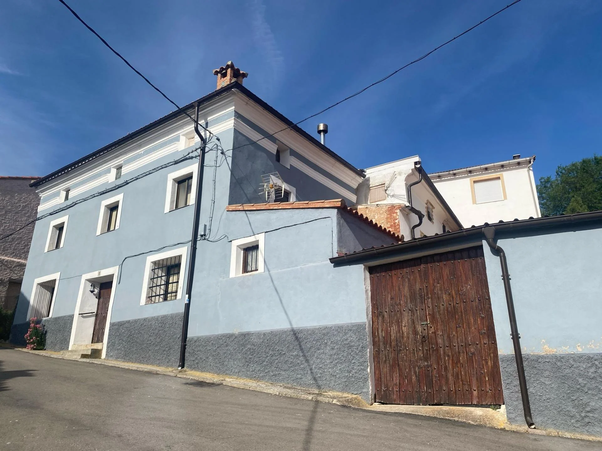 Casa amplia de tres plantas y cuatro habitaciones
