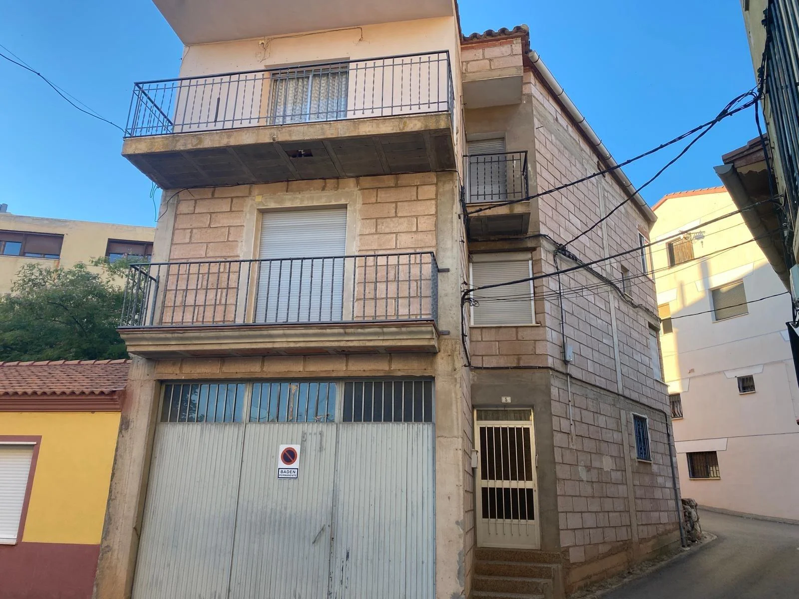 Central building with two apartments