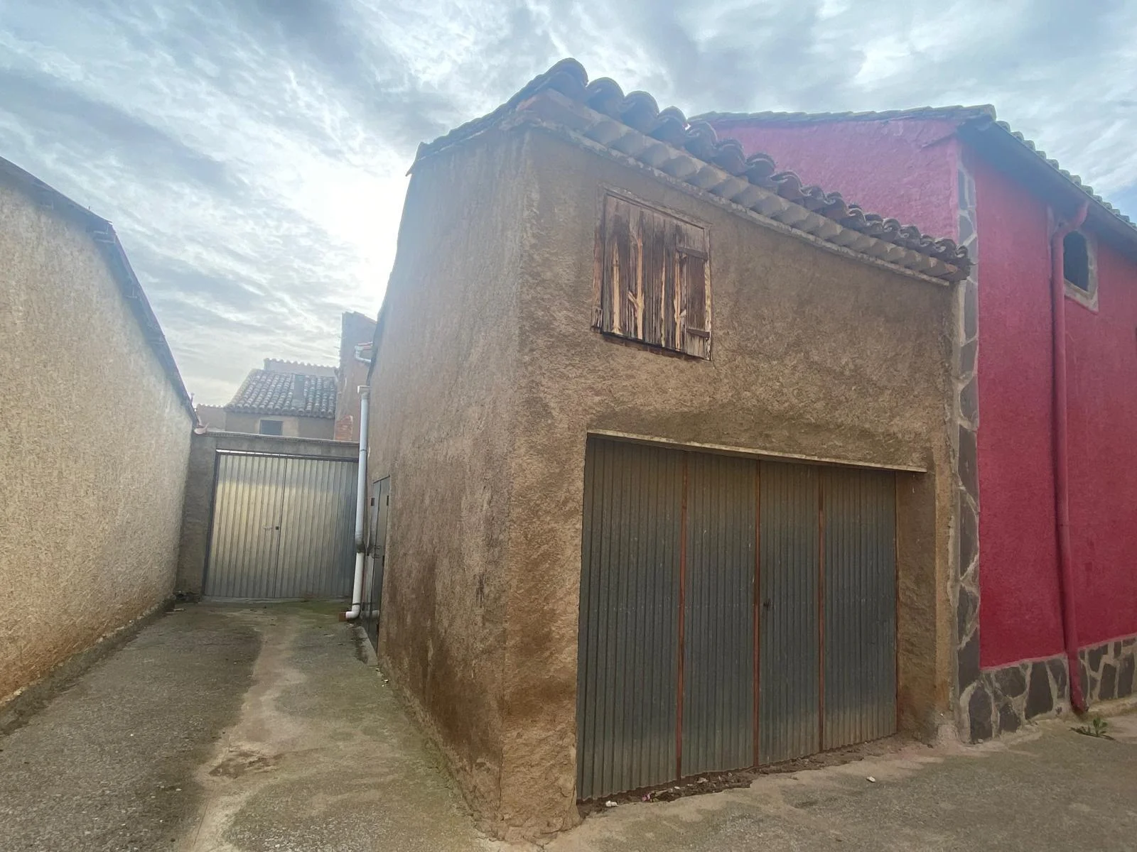 36 m² two-level garage in Aragón