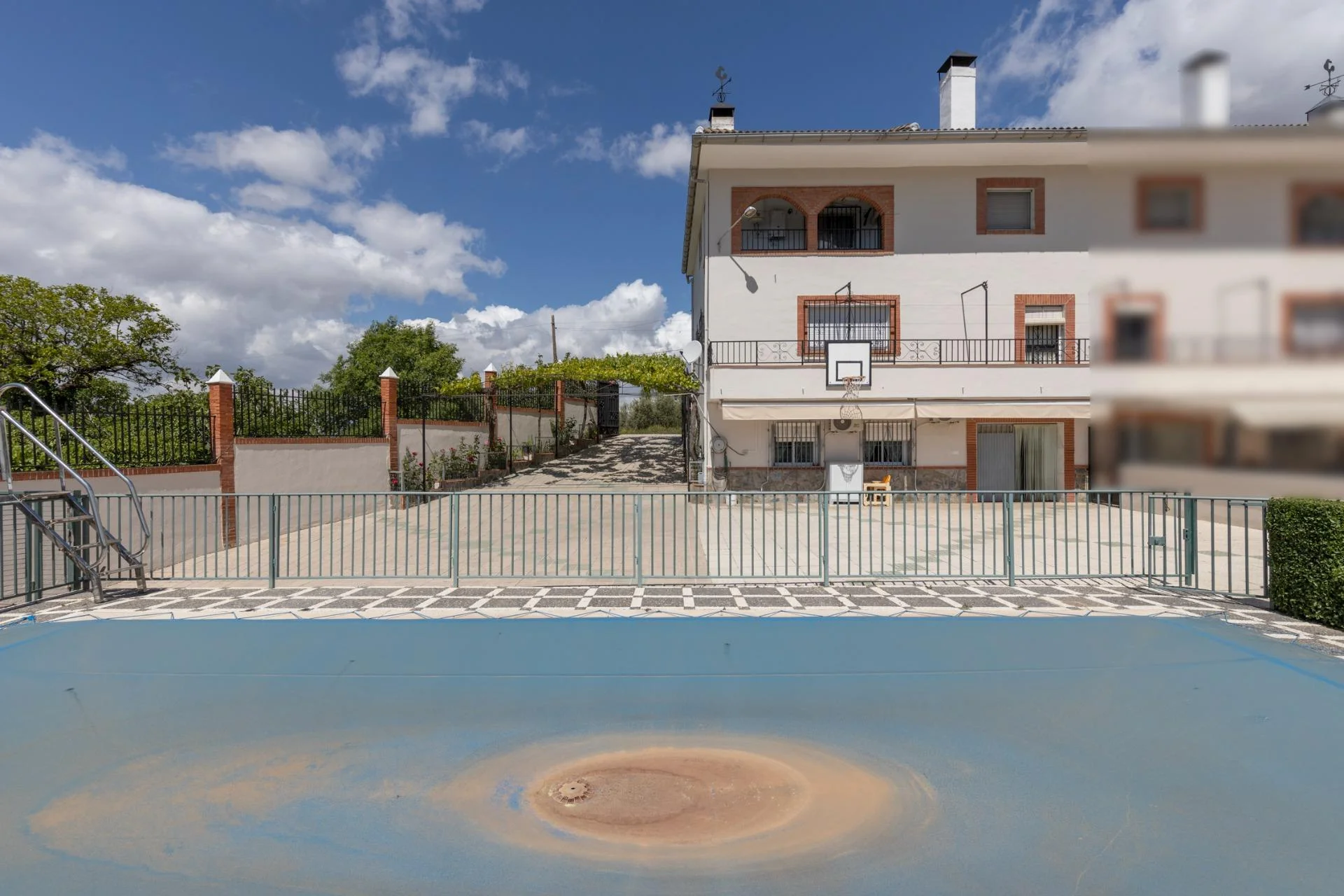 Chalet de tres plantas con piscina privada