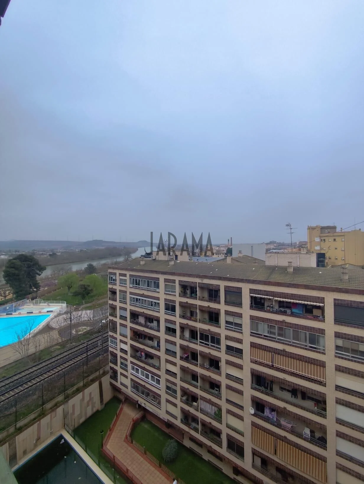 Central Tudela flat with river views