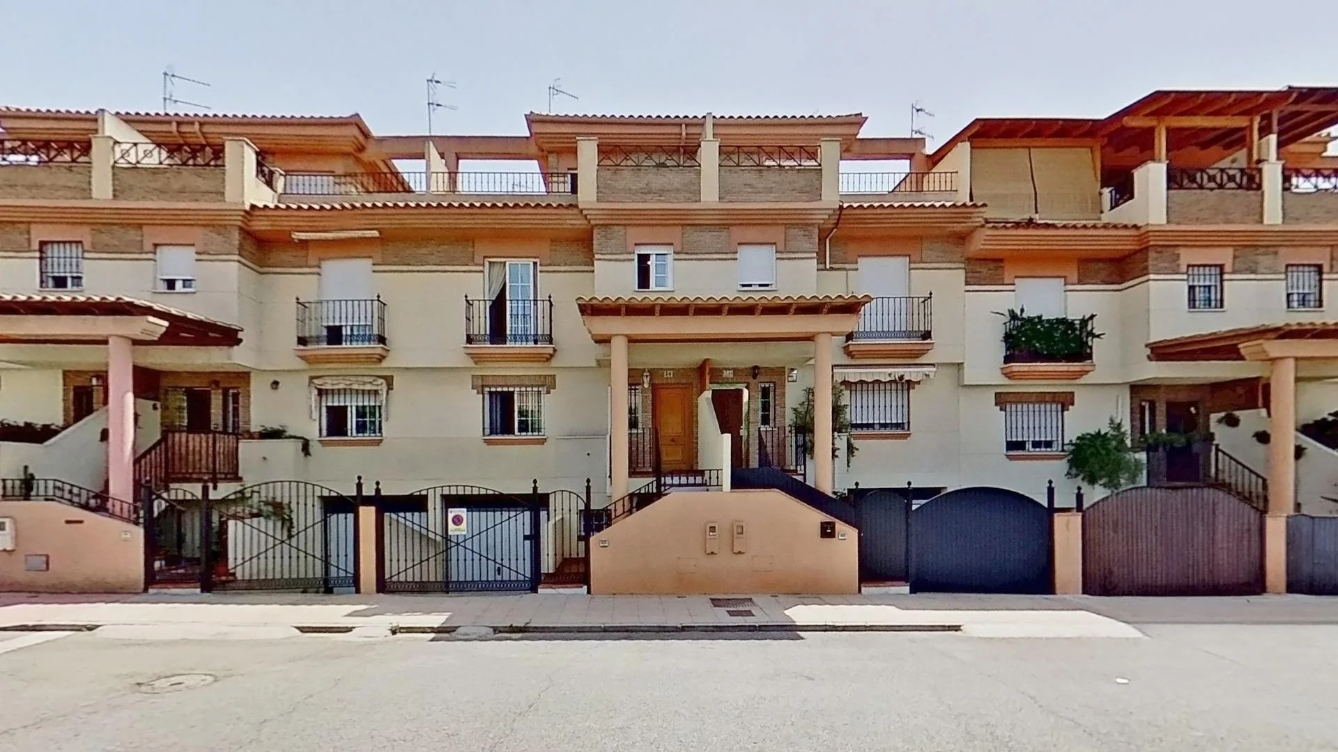 Spacious Motril house with multi-car garage