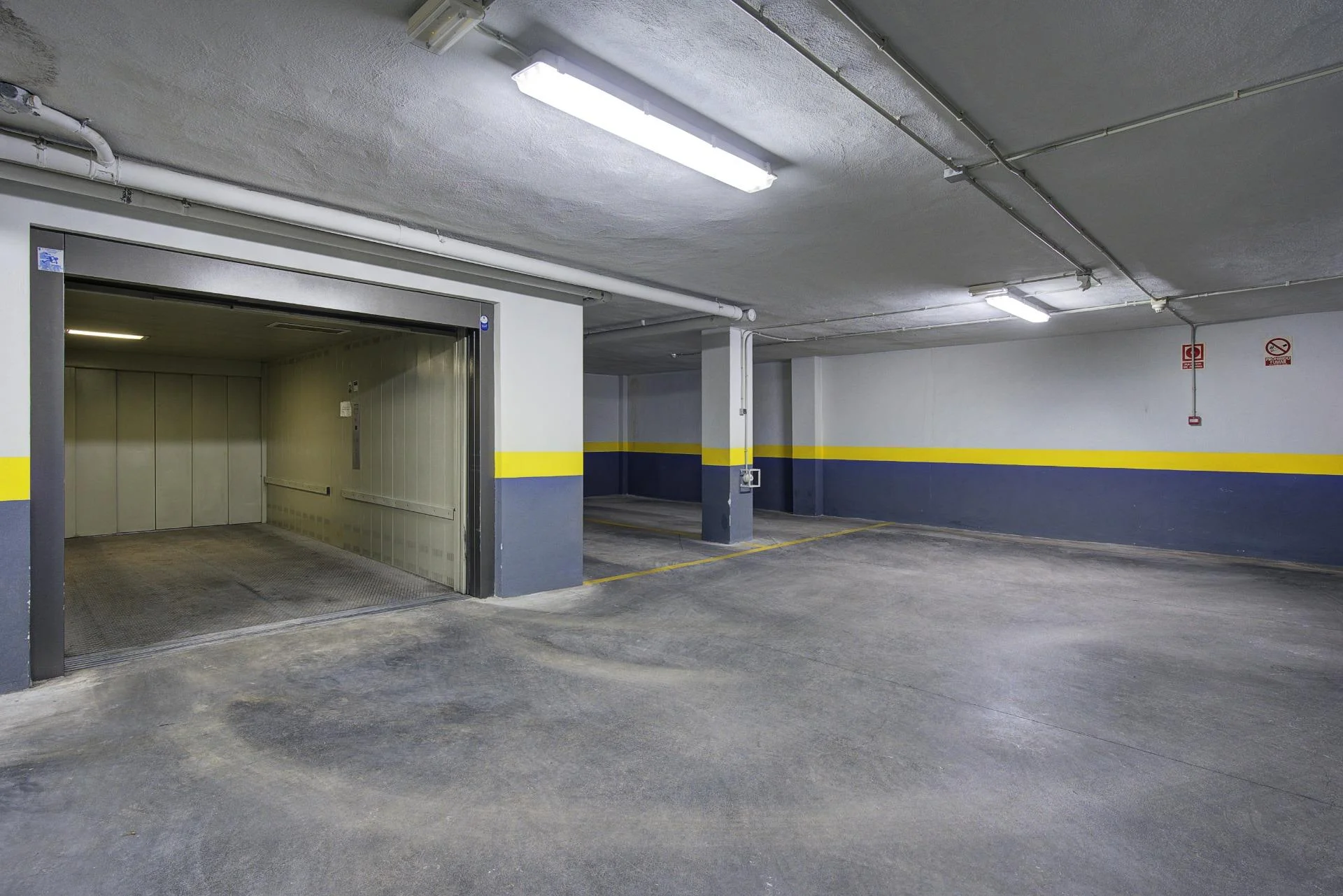 Large Motril centre garage space