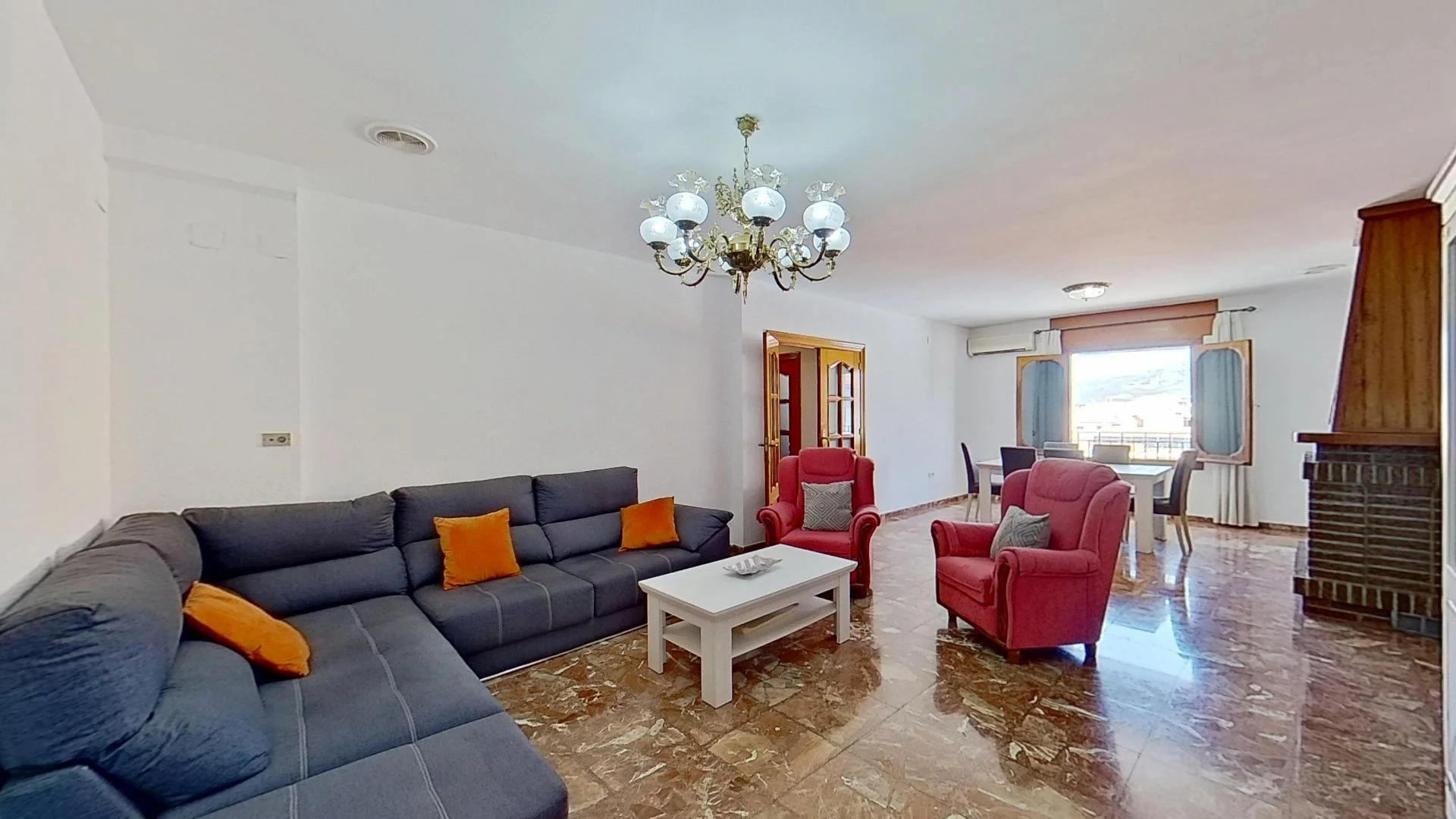 Spacious top-floor flat in Huétor Tájar