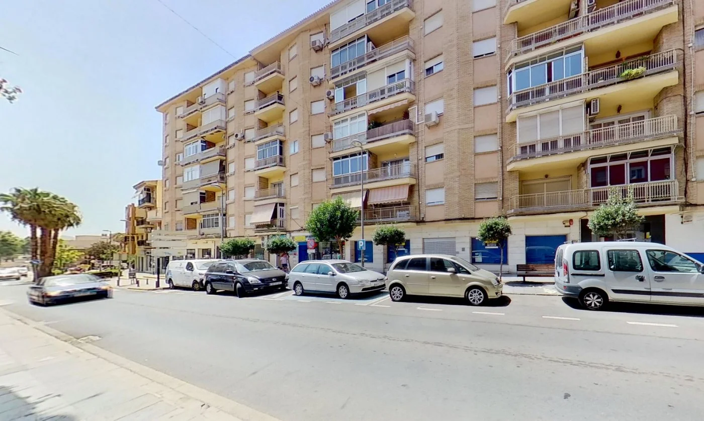 Central Motril flat with garage