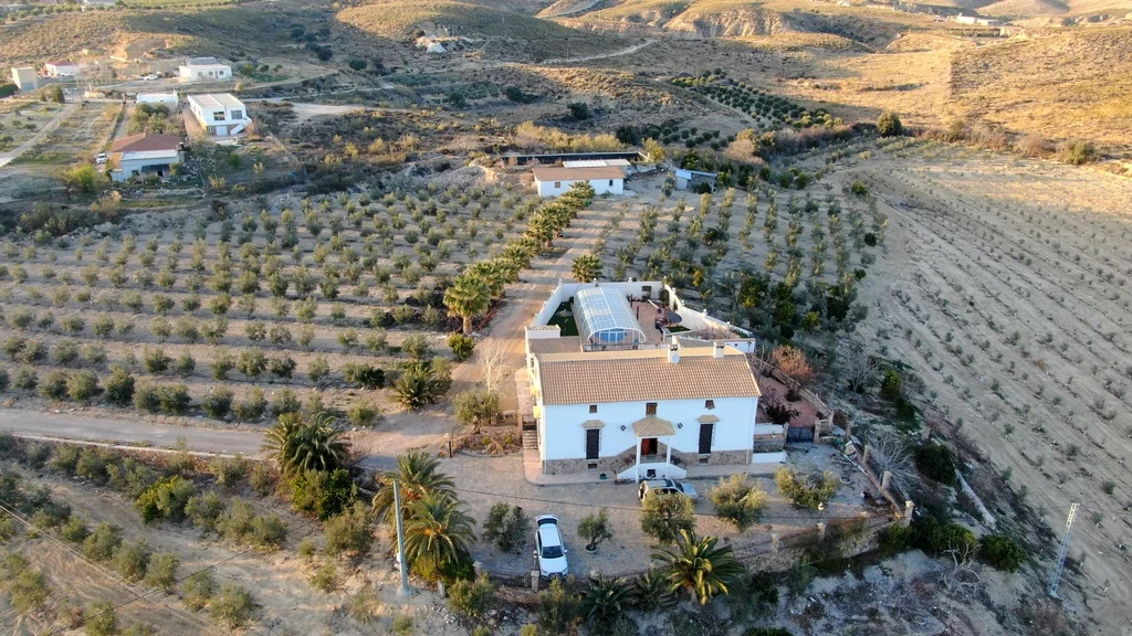 Cortijo restaurado en finca de regadío almeriense