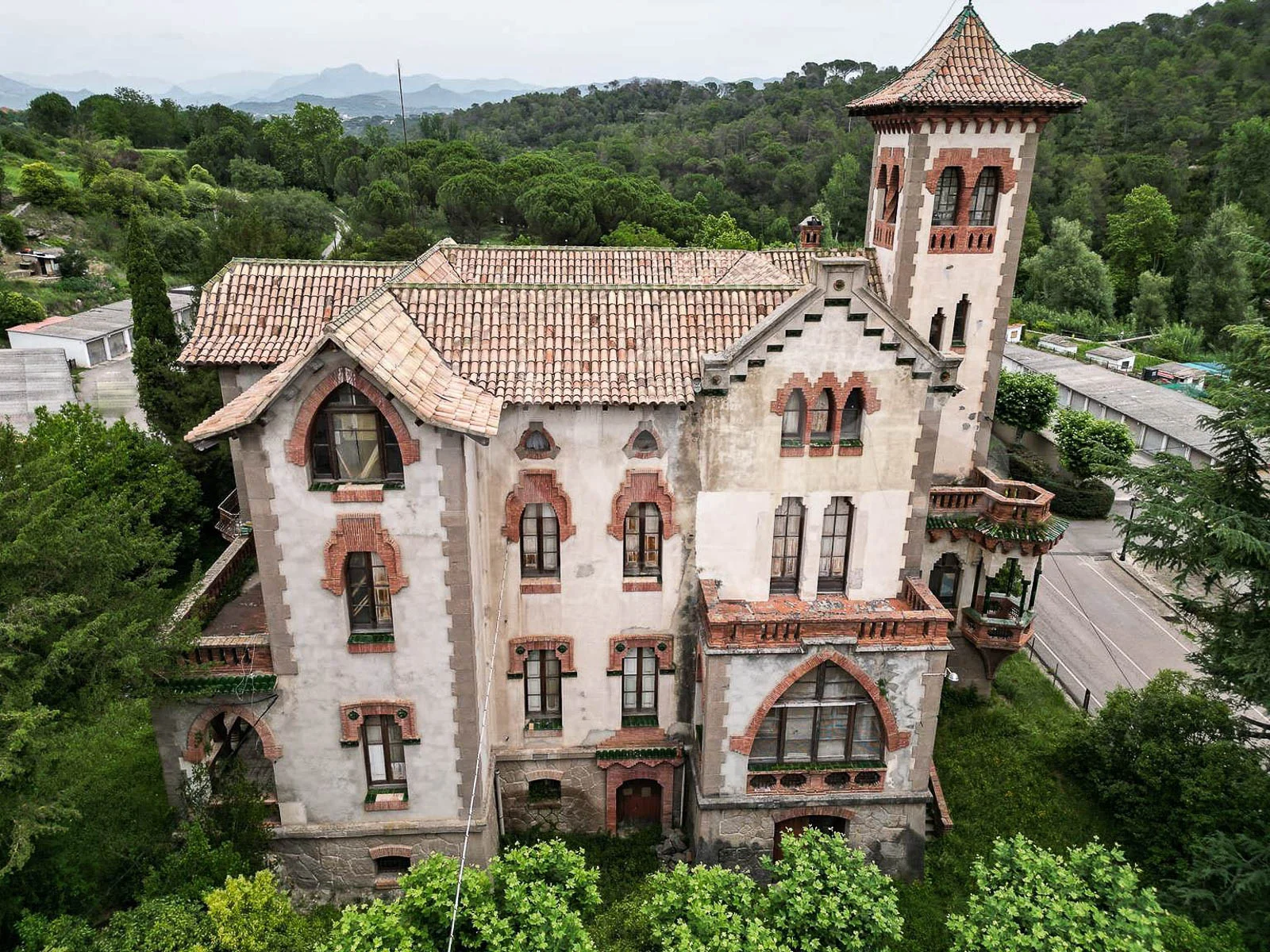 Edificio modernista histórico cerca de Berga