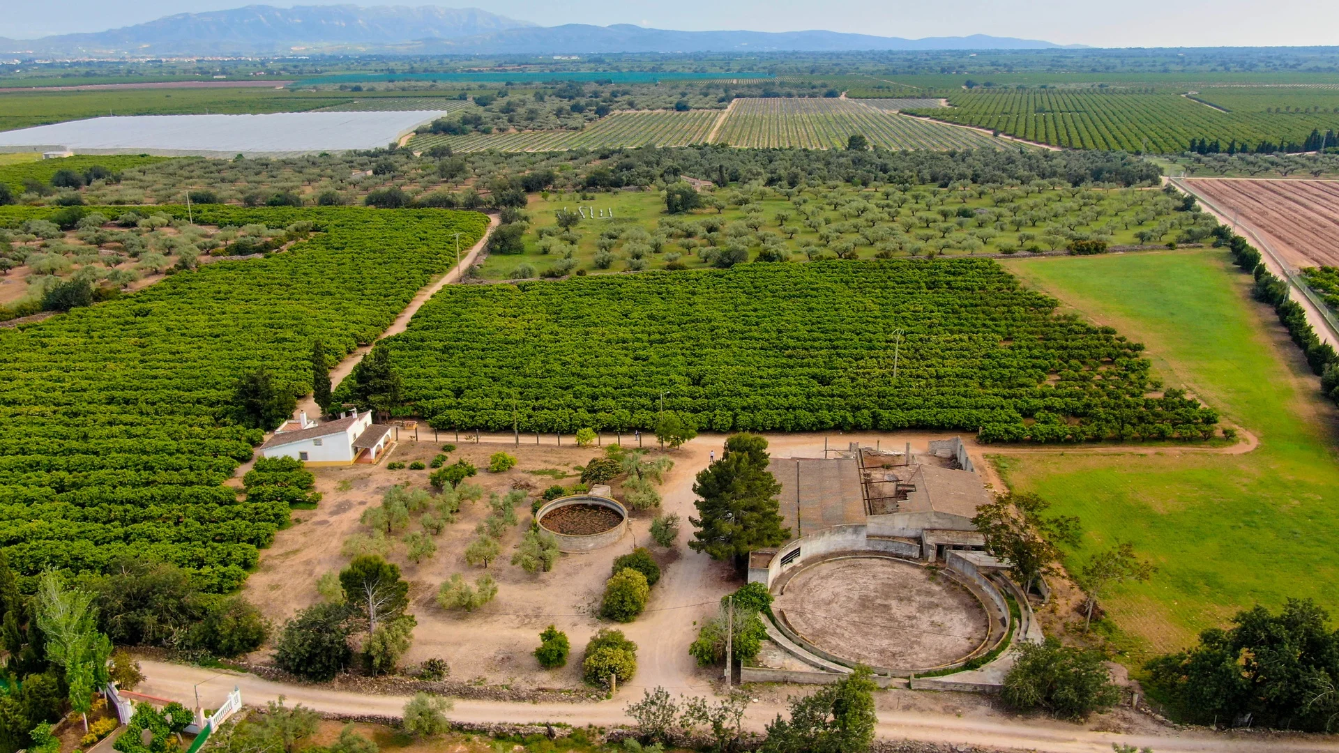 Tortosa-area estate with water infrastructure