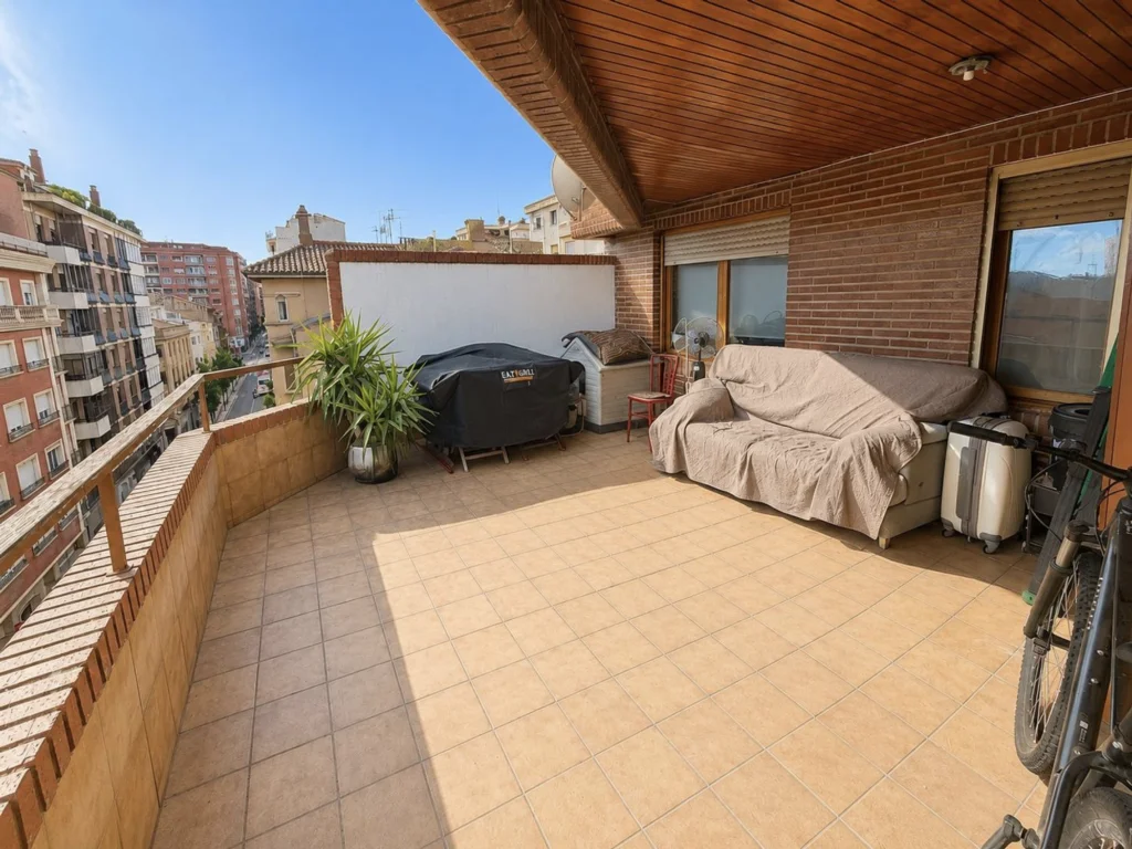 Top-floor penthouse with 40 m² terrace in Tudela centre