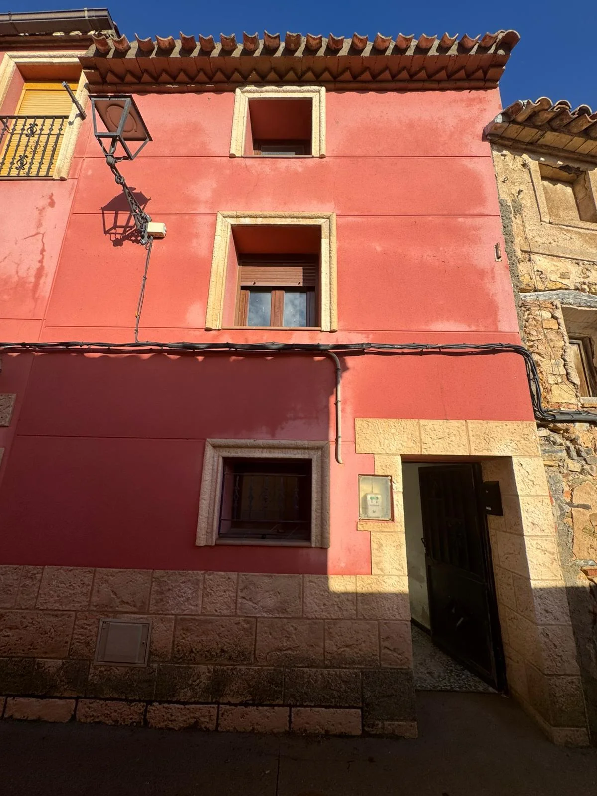 Casa de tres plantas con potencial rural en Litago