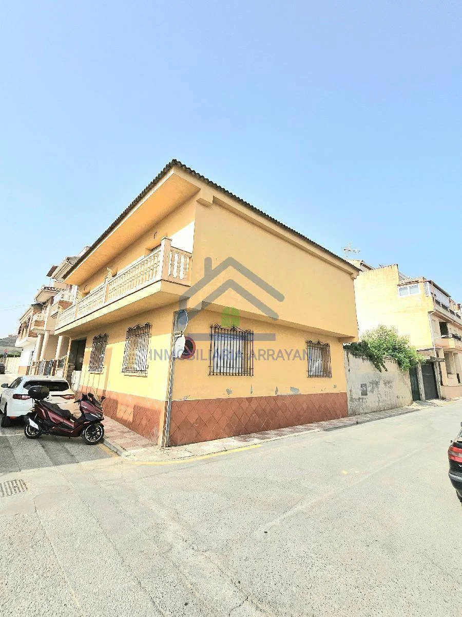 Large urban plot house in Churriana