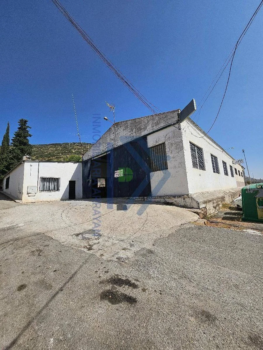 Nave industrial con vivienda anexa