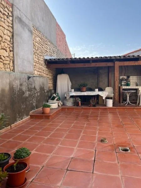Reformed six-bedroom house in centre