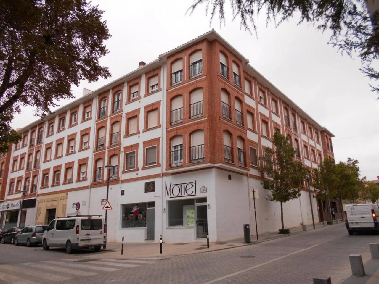 Local comercial céntrico en Baza, 428 m²