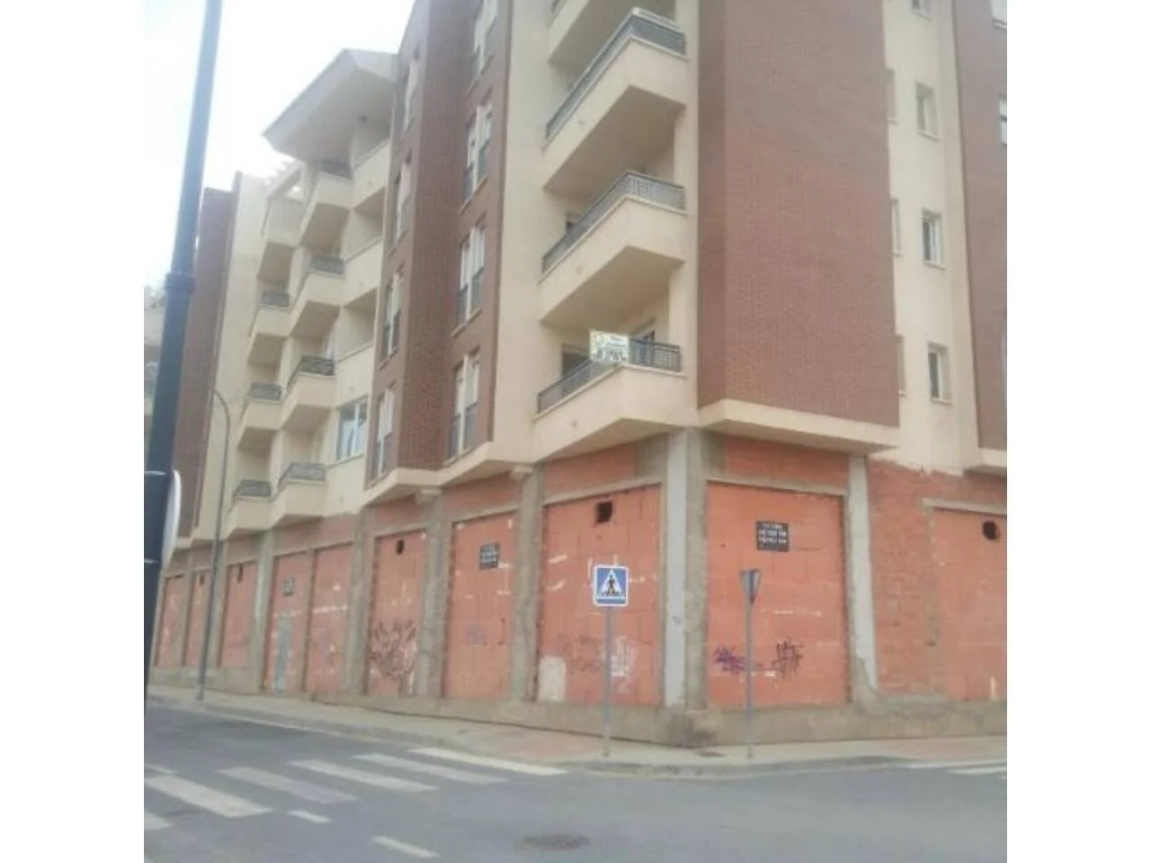 Guadix commercial unit with dual access