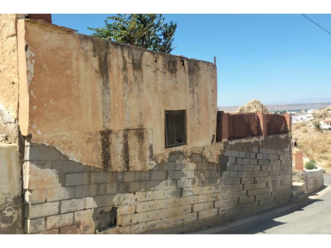Reformable cave house in Guadix