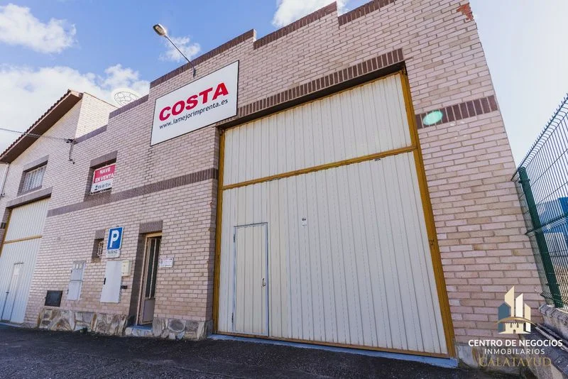 Industrial warehouse with offices, 465 m²
