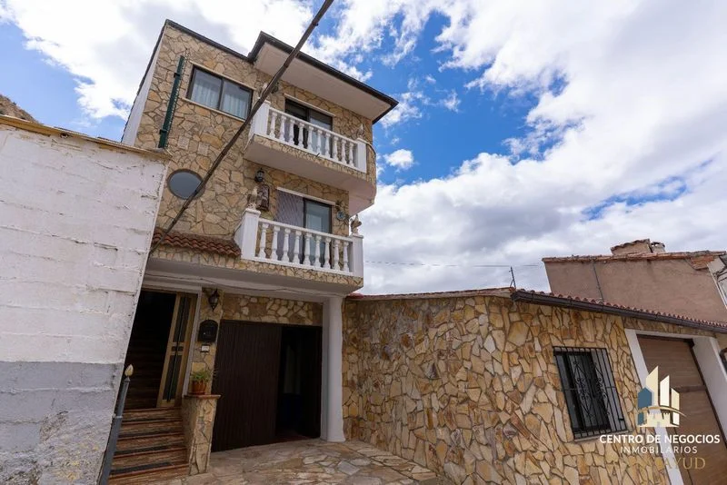 Move-in-ready Maluenda house, 286 m²