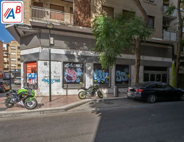 Corner commercial unit, 409 m², Delicias