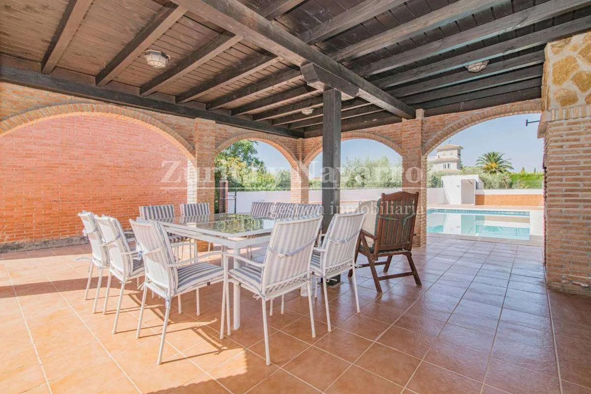 Spacious four-bedroom house with pool