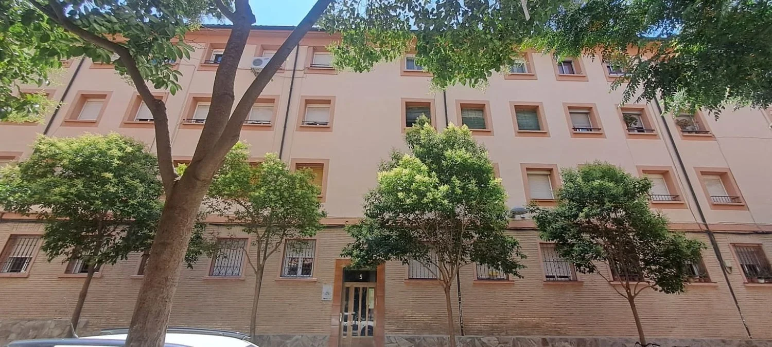 Piso reformado de tres dormitorios con espacio exterior
