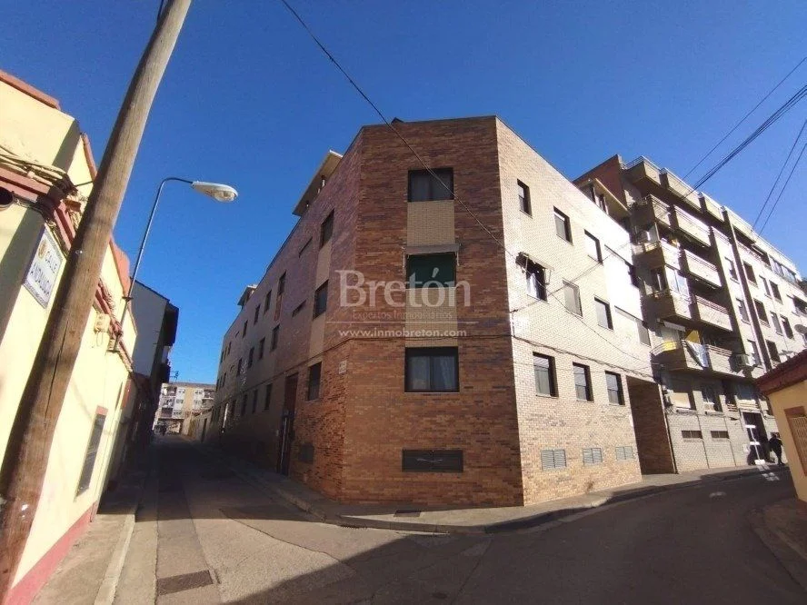Central Casetas garage with 14 m²