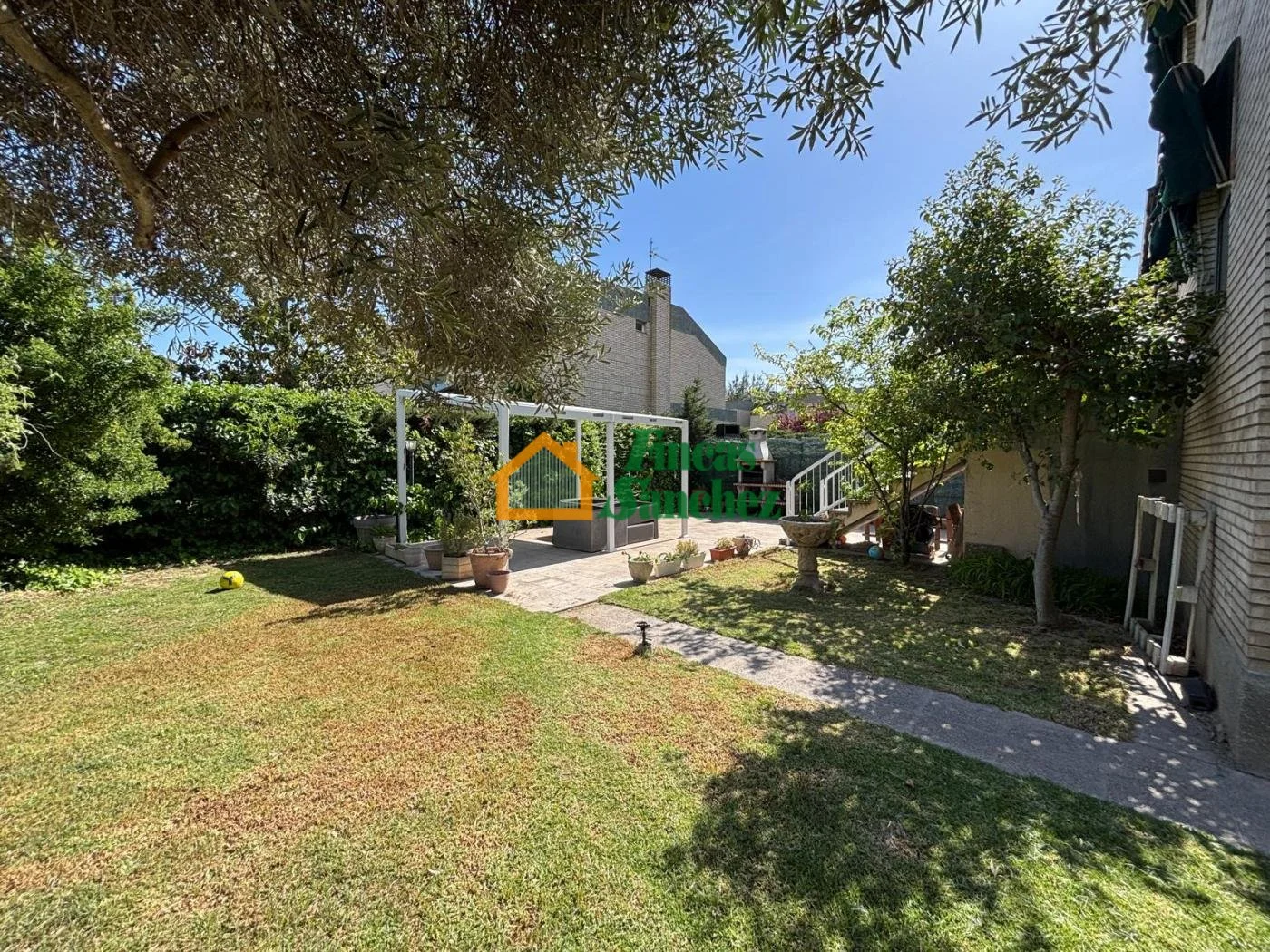 Chalet pareado con parcela de 600m²