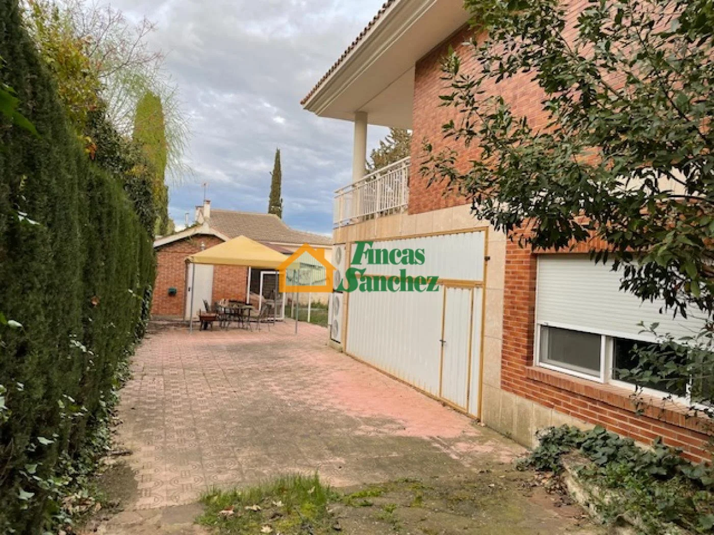Chalet amplio con seis dormitorios y jardín