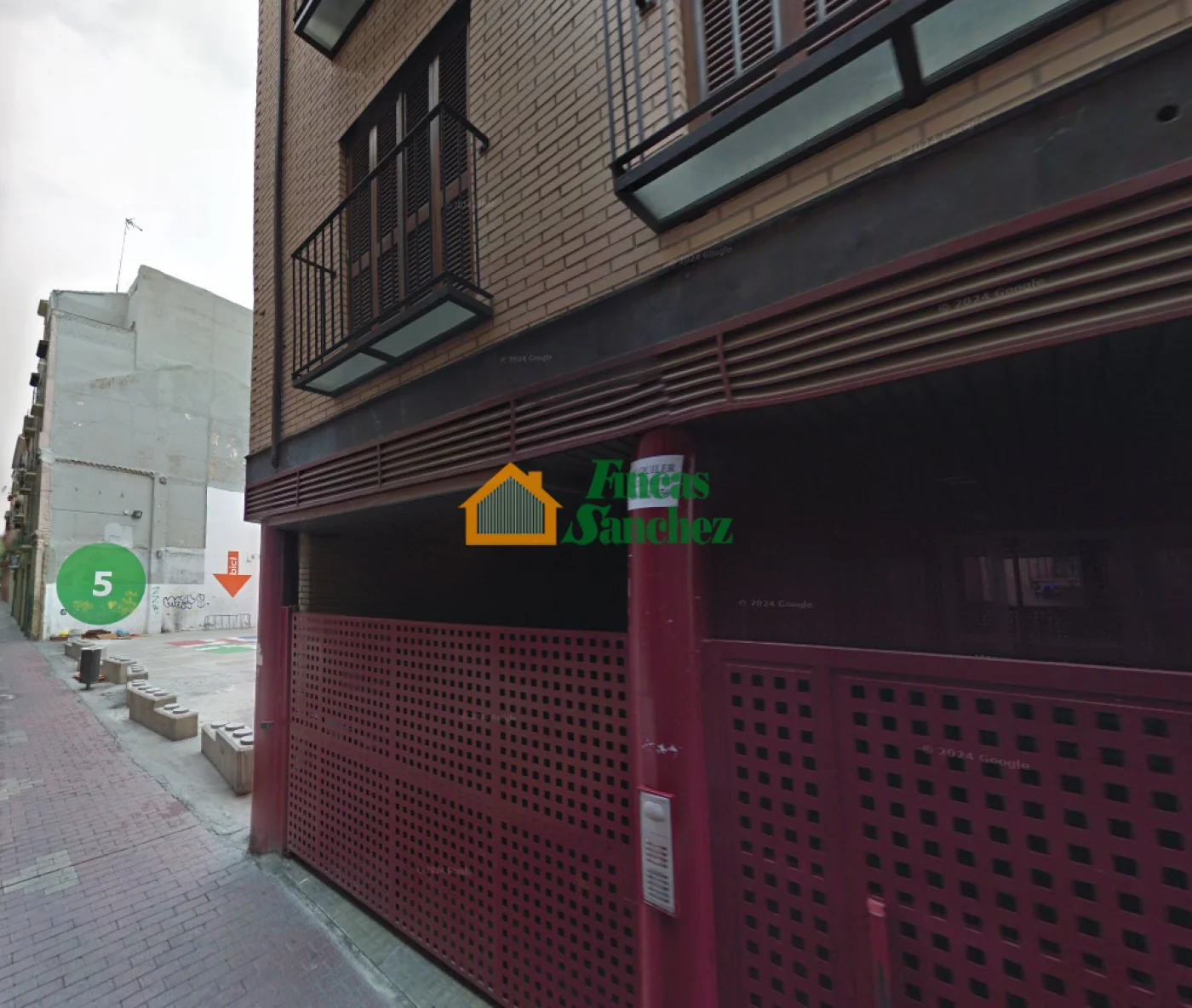 Central garage with two parking spaces