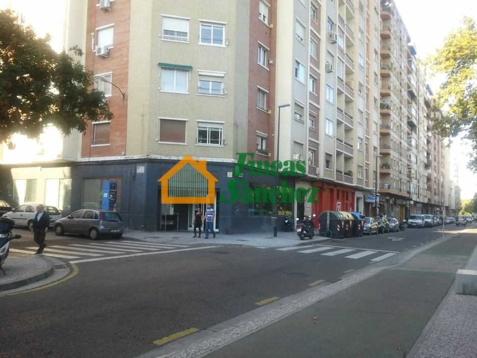 Local en chaflán con seis despachos
