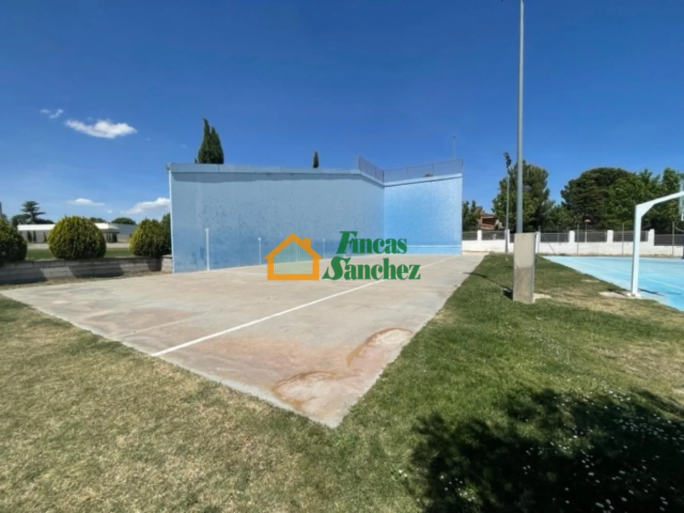 Serviced 1,643 m² plot in Lomas